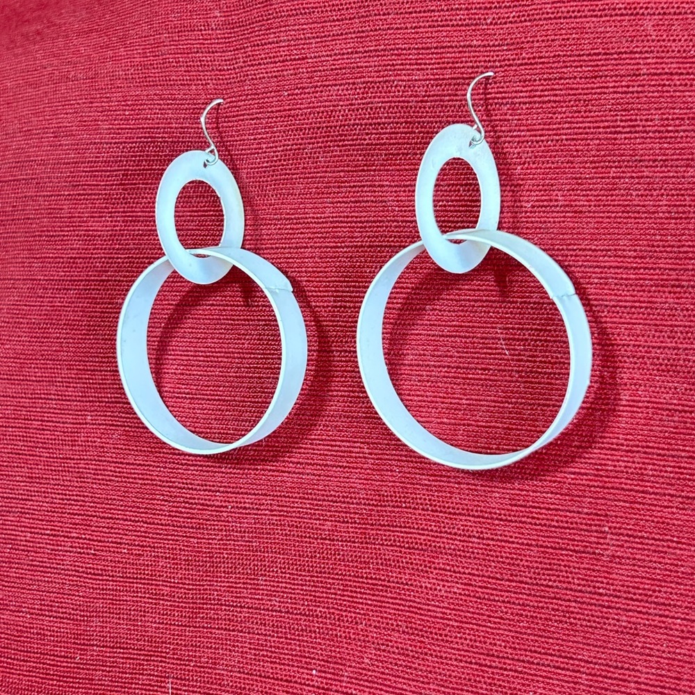 Retro 70’s 80’s Minimalist Chunky Matte White Double Hoop Metal Earrings GUC